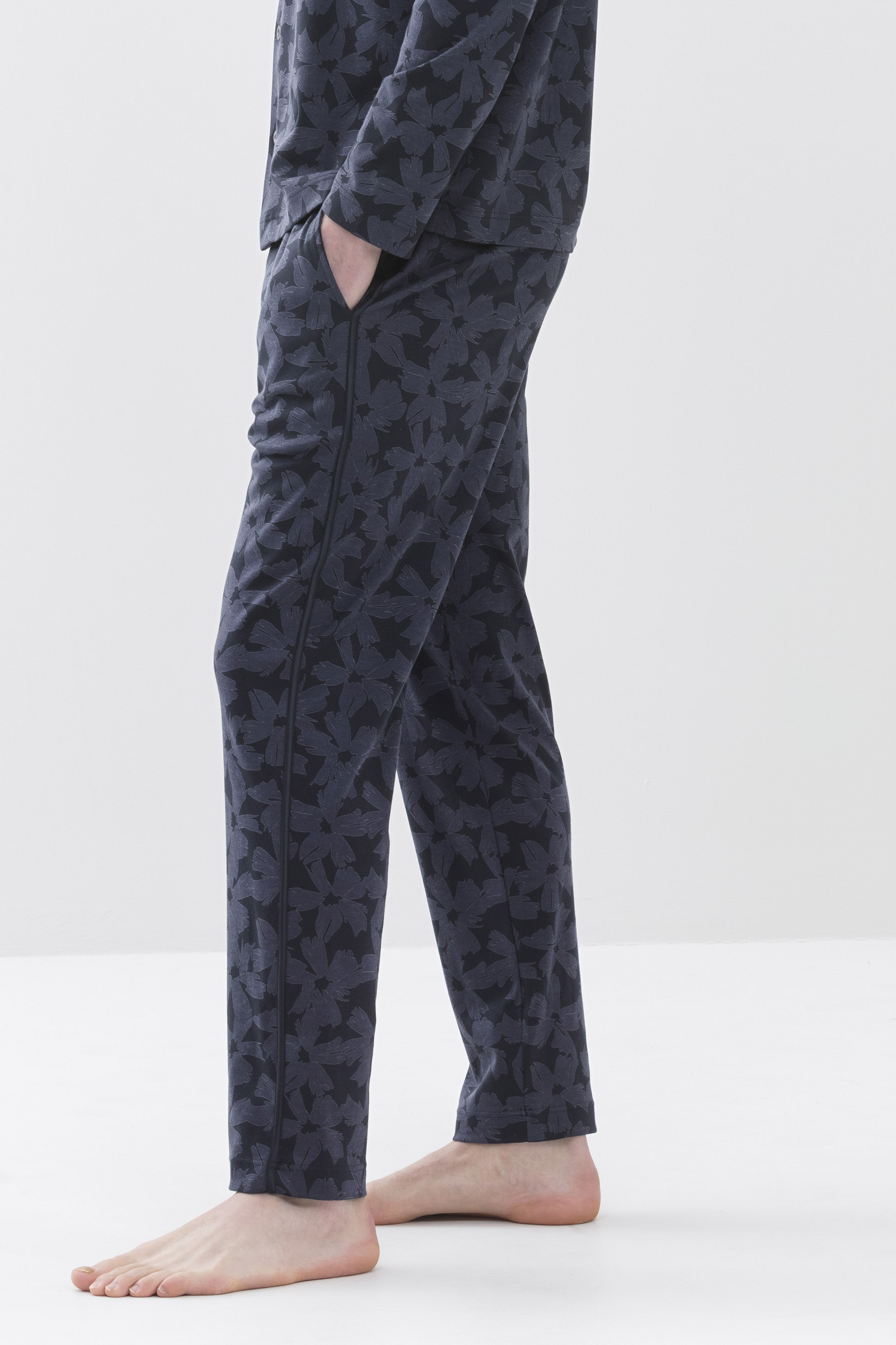 Pyjama-Hose lang Indigo Serie Big Flowers Detailansicht 02 | mey®