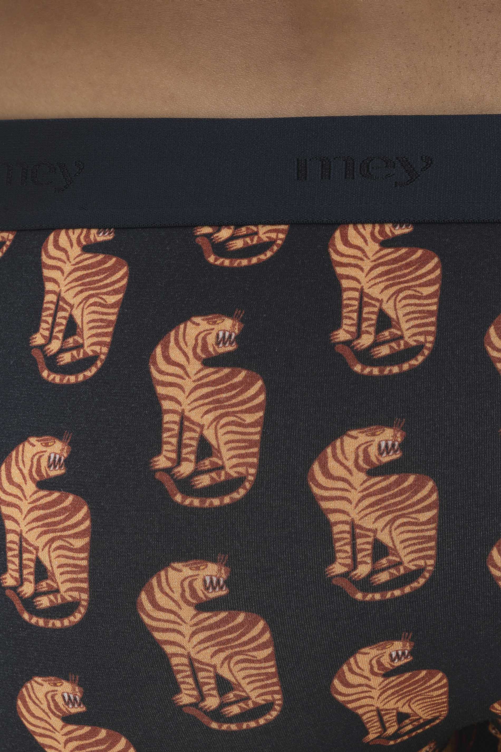 Shorty Serie RE:THINK Tiger Detailansicht 01 | mey®