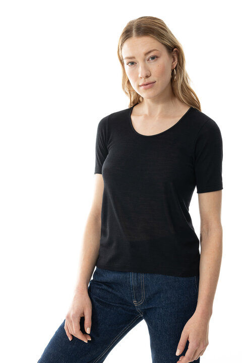 Short-sleeved vest Black Serie Exquisite Front View | mey®