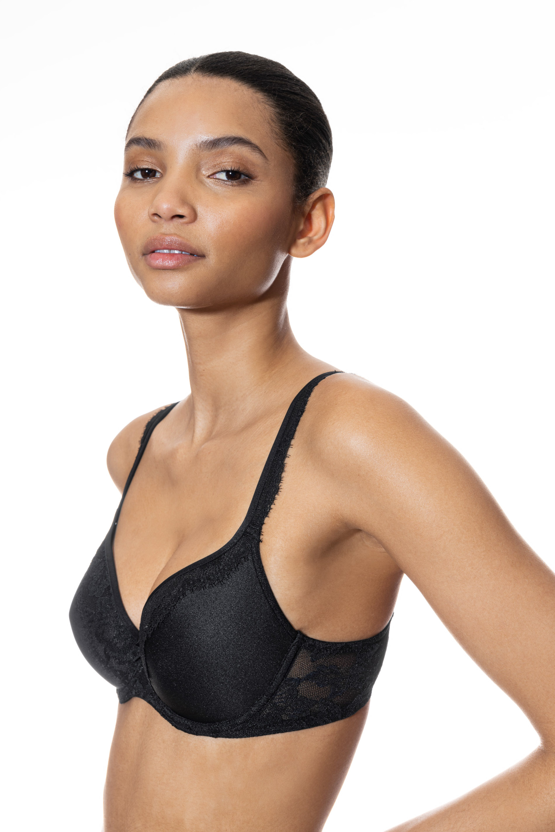 Spacer bra | Full Cup Black Serie Amazing Detail View 01 | mey®