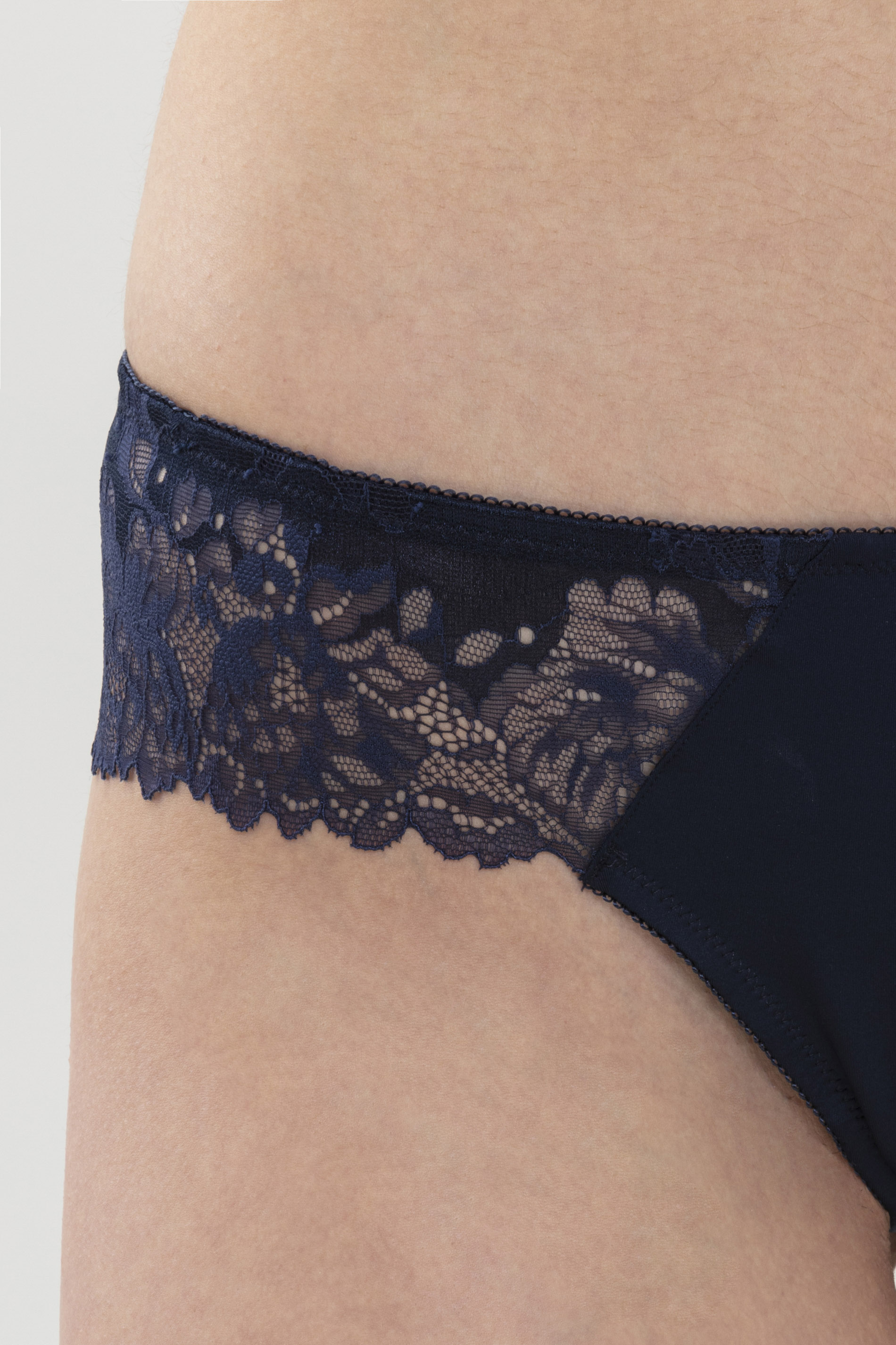 String Night Blue Serie Luxurious Detail View 01 | mey®