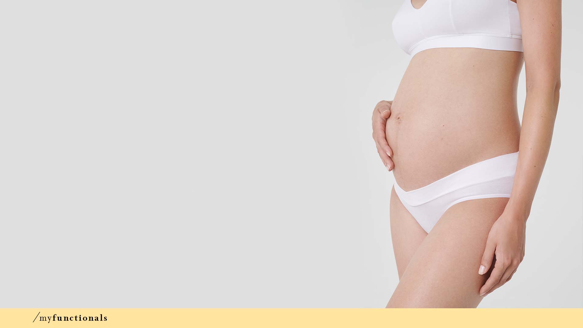 Dame trägt weißen Hipster mit Super-Soft-Bund für den Schwangerschaftsbauch aus der Serie Maternity | mey®