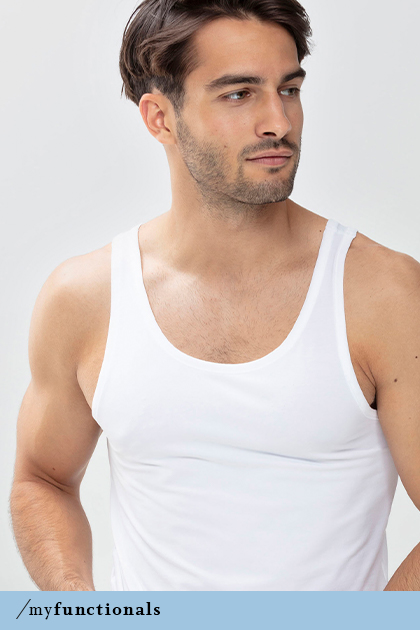 Mann trägt ein Hemd sowie das Crew-Neck-Shirt in der Farbe Weiß aus der Serie Dry Cotton Functional | mey®