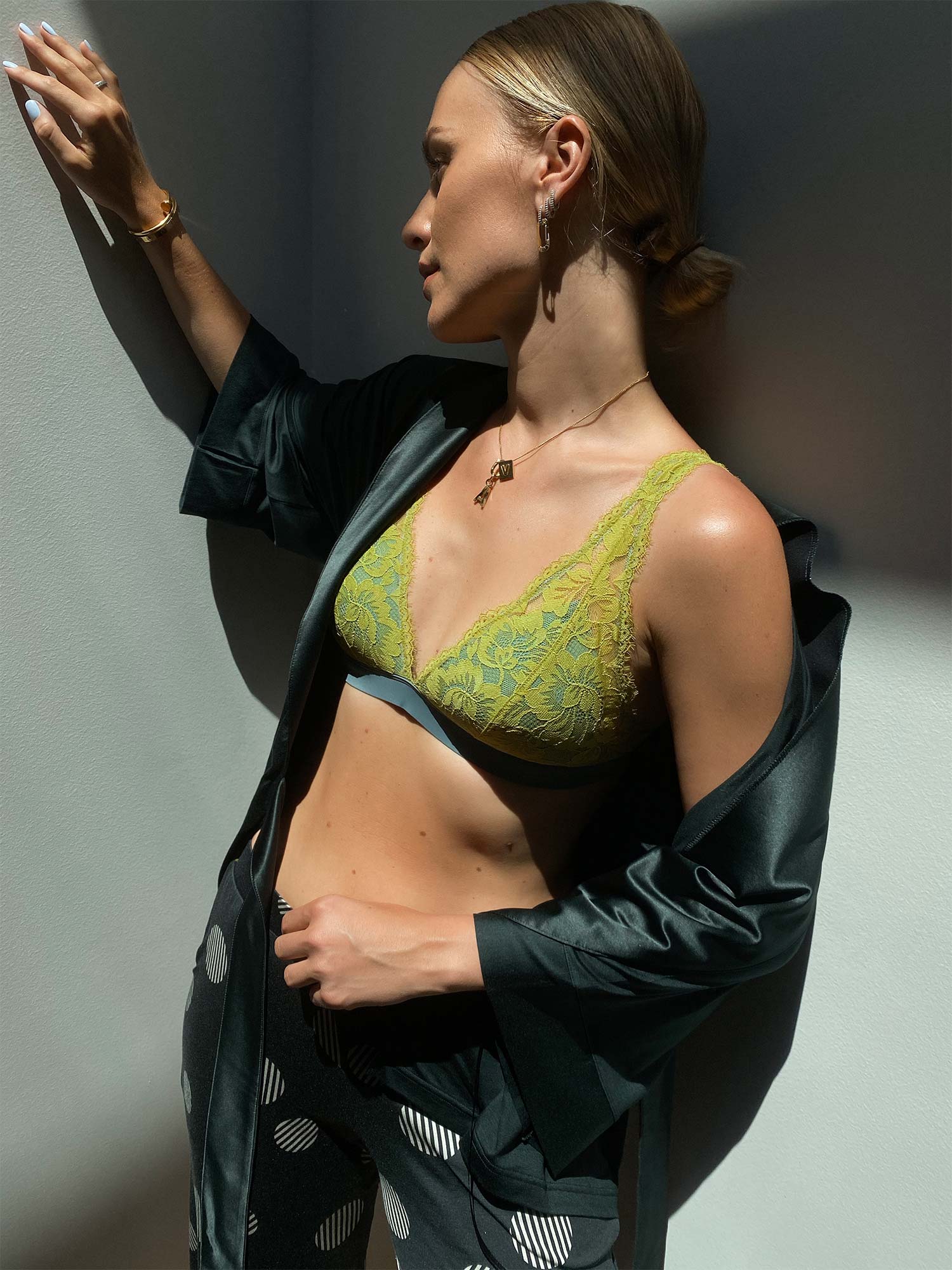 Viktoria Rader combineert bij de bralette de passende loungewear van de serie Lovestory, die perfect bij de lingerie-styles past. | mey®