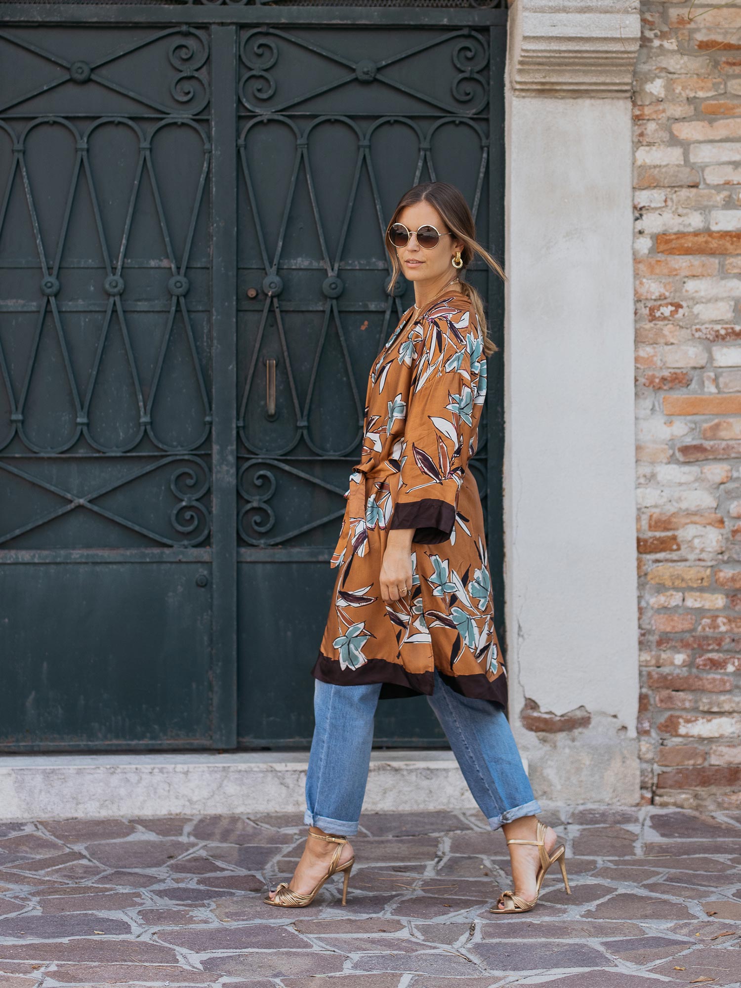 With jeans, heels and matching accessories, the kimono effortlessly transforms into an eye-catching component of Sarah’s elegant dinner look. | mey®