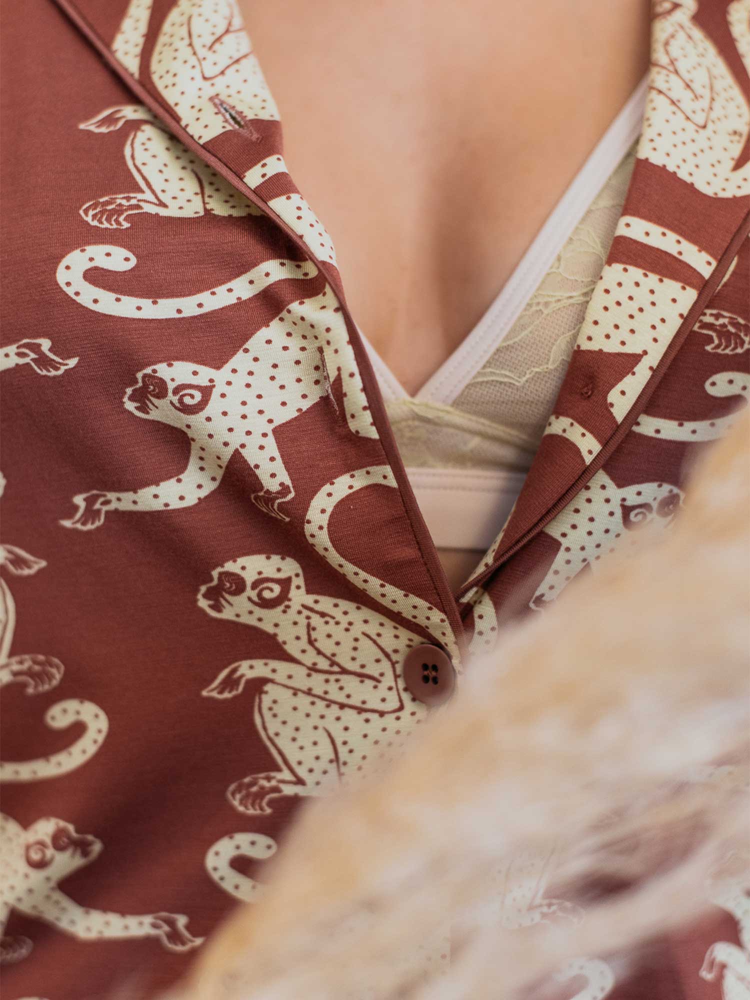 Passend zu der Loungewear aus der Serie Lovestory trägt Sarah Eichhorn das schöne Spitzenbralette in zarten Farben. | mey®