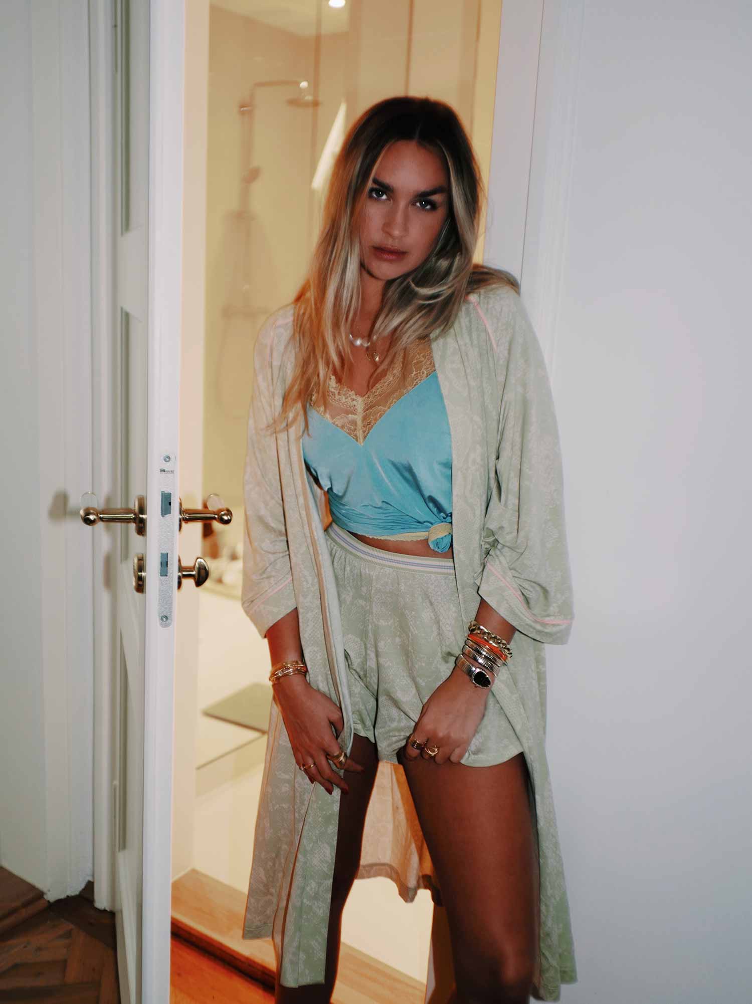 Nina Suess she combines the Lovestory Kimono in the trendy snake print with the matching shorts. | mey® 