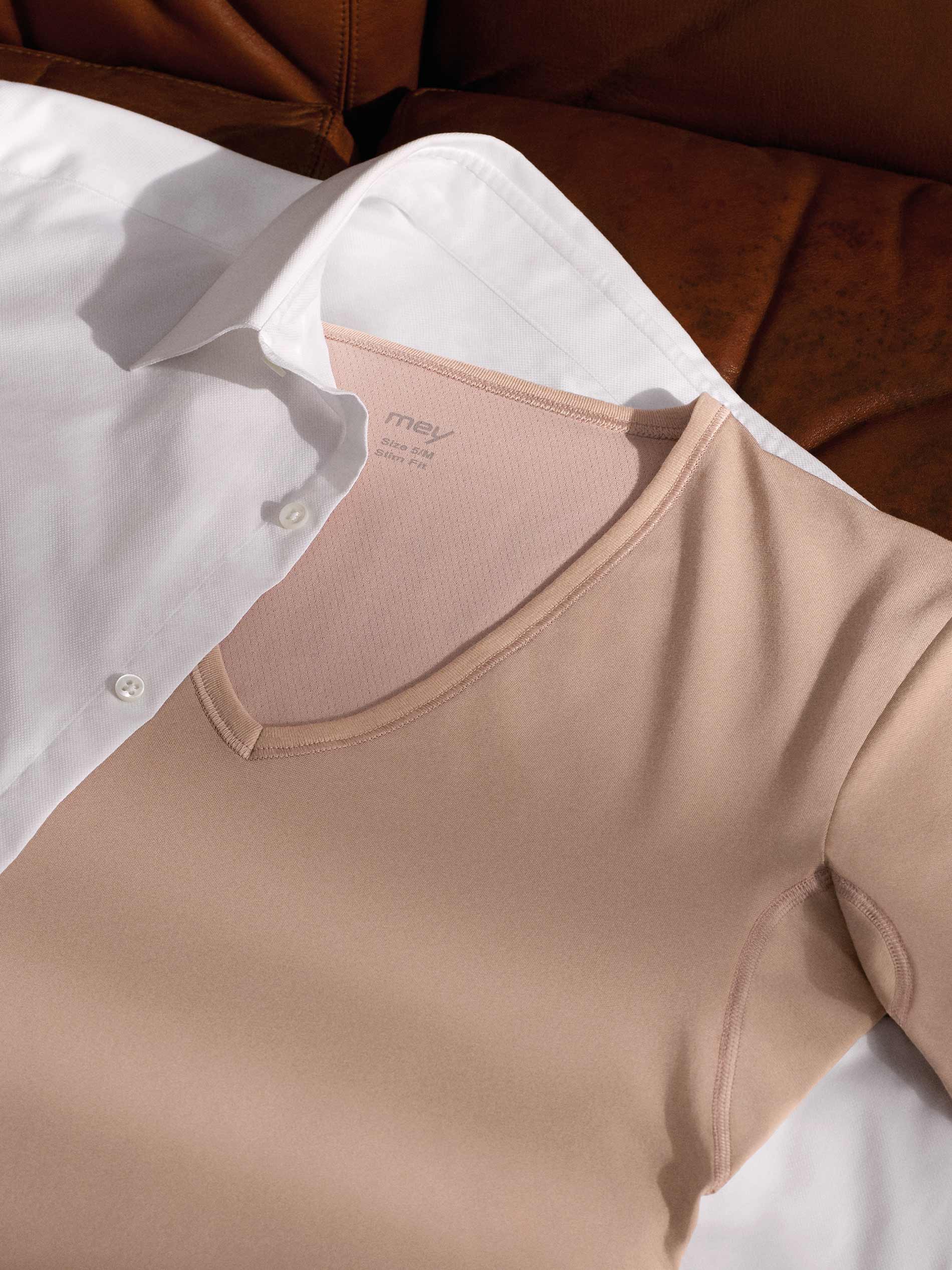 Stoffen inzetstuk met COOLMAX®-vezels aan de nek van het onderhemd in de kleur Light Skin wordt door een wit hemd bedekt | mey®