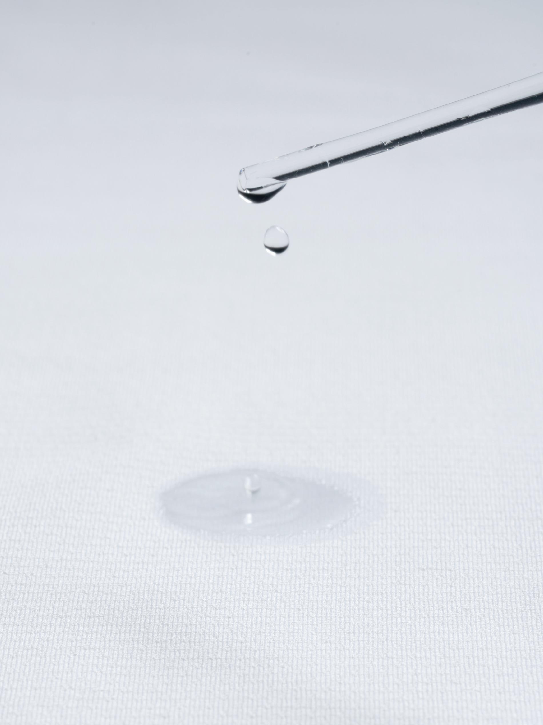 fabric layer with hydrophilic properties: water droplets are dripped onto white fabric from a pipette; they are instantly absorbed | mey®