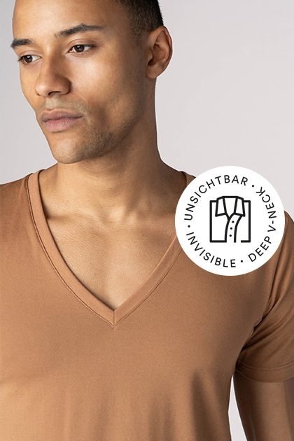 Serie Business Class, V-Neck Shirt in der Farbe Medium Skin am Model, mey Icon® für unsichtbares V-Neck Shirt, zusammengelegtes Hemd mit zwei Knöpfe aufgeknöpftem Kragen | mey® 