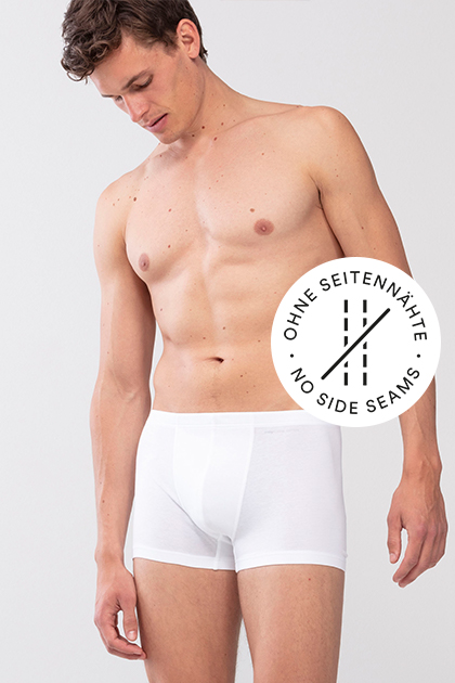 serie Casual Cotton, model draagt witte shorty, mey®-symbool voor geen zijnaden: twee doorstreepte naden | mey®