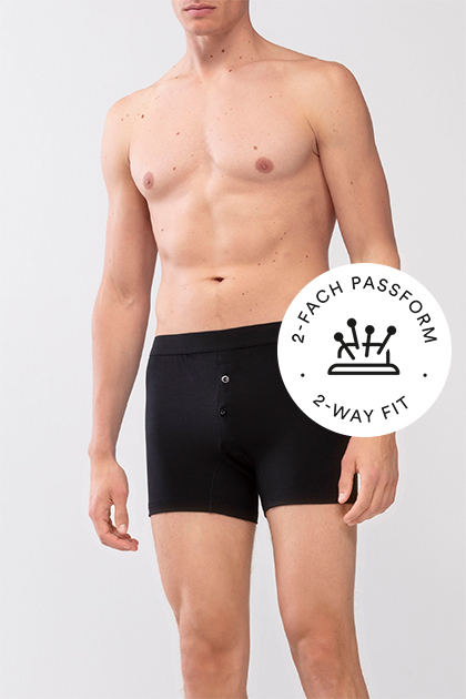 serie Superior, model draagt witte trunk shorts, mey®-symbool voor tweevoudige pasvorm: speldenkussen met vier spelden | mey®