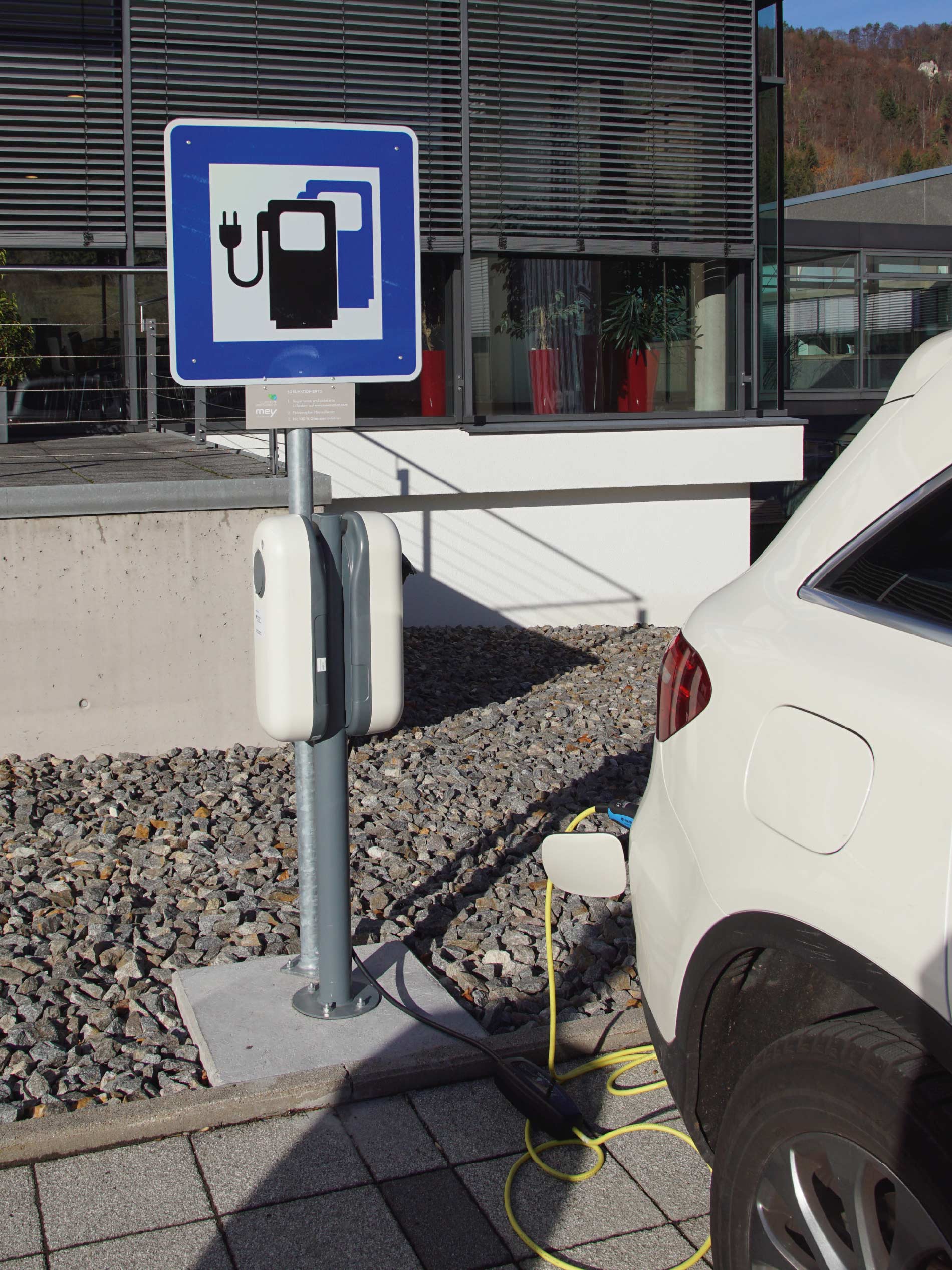 Schild und Elektro-Ladestation für E-Autos vor dem mey Headquarter in Albstadt, Deutschland | mey® 