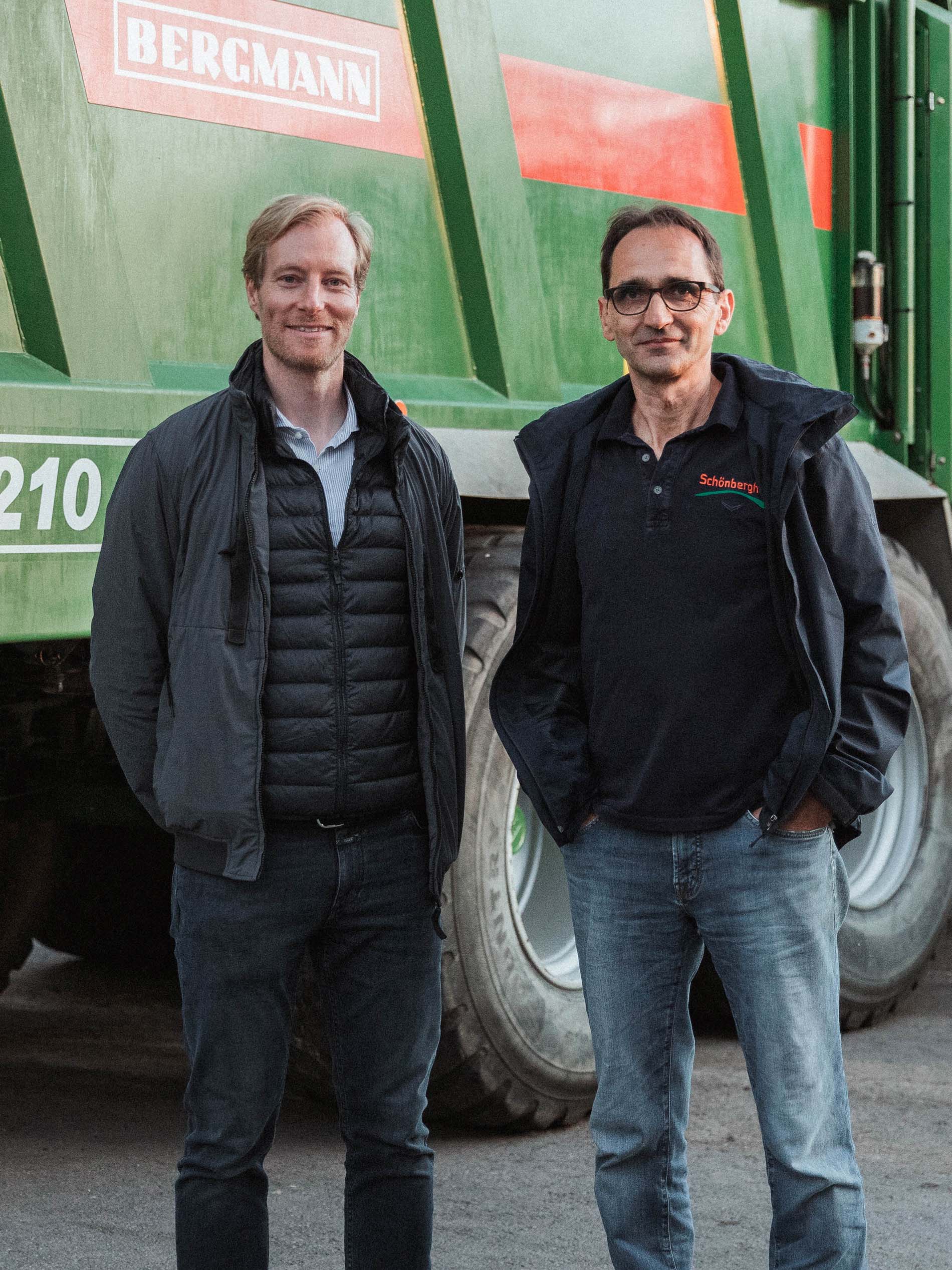 Florian Mey und Manfred Kränzler aus Rosenfeld vor einer landwirtschaftlichen Maschine | mey®
