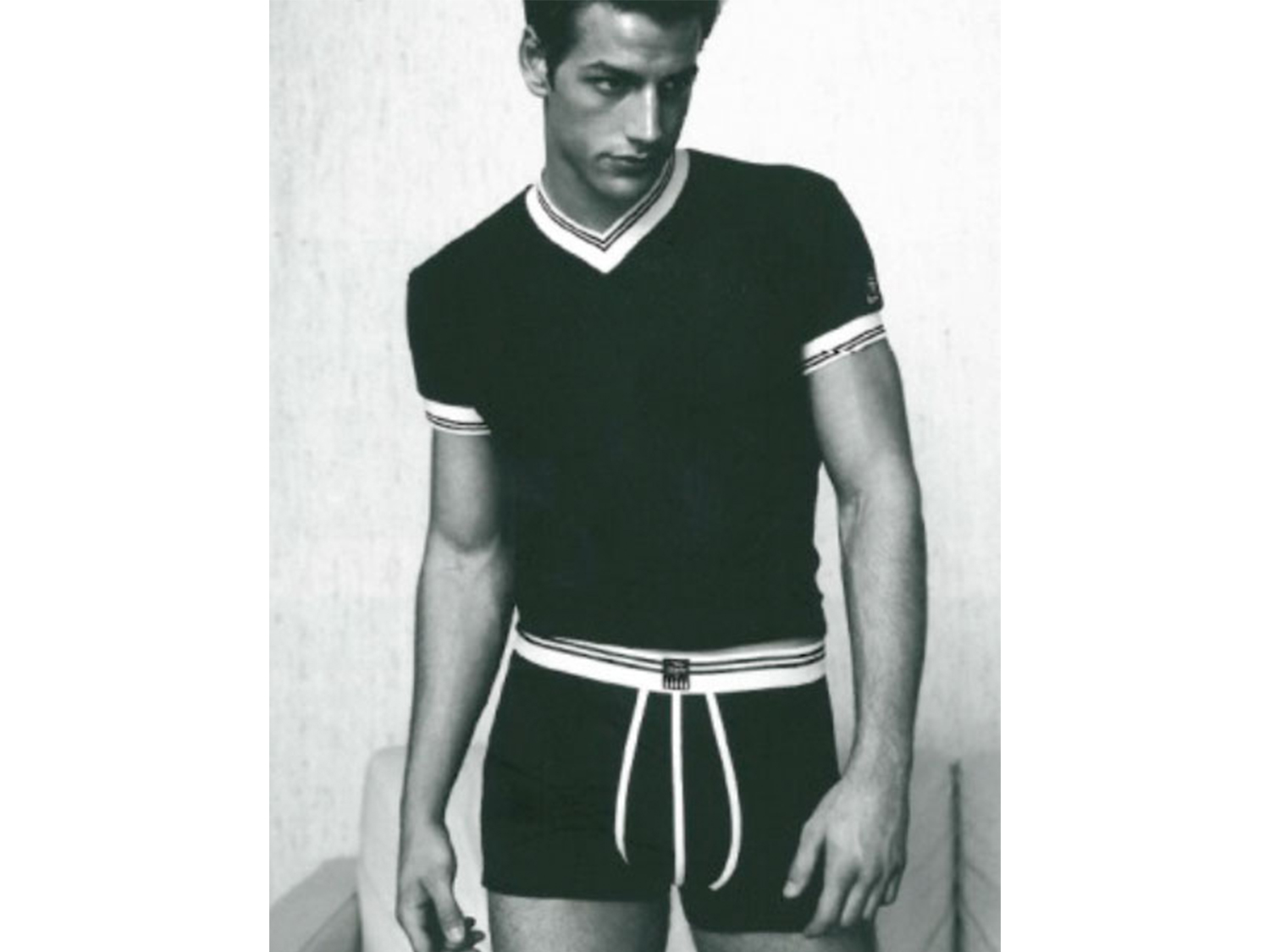 oude foto van mannelijk model, zwart-witfoto met sportieve nachtmode met gestreepte boorden | mey®