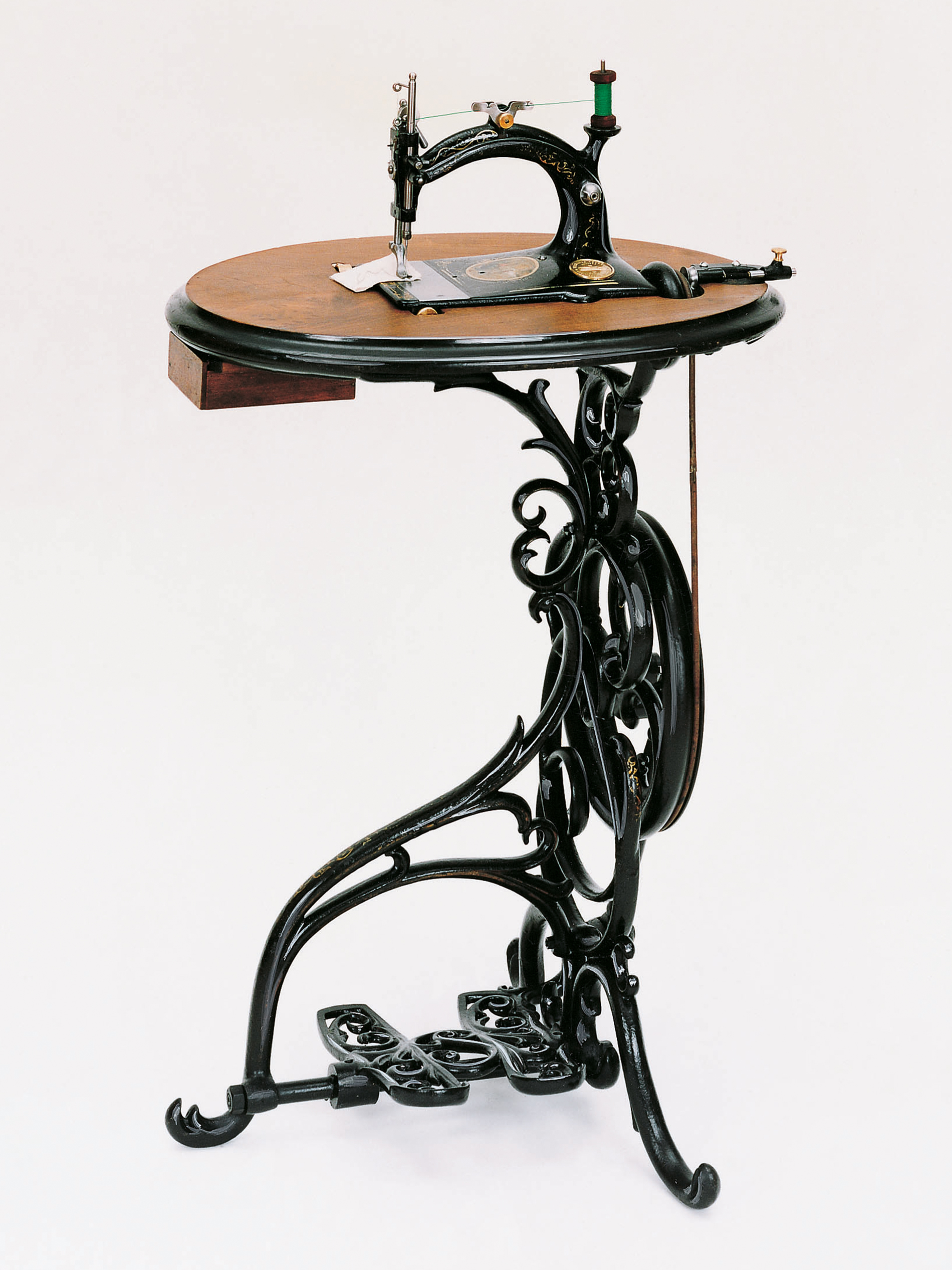 Peugeot No. 1 sewing machine with round sewing table | mey®