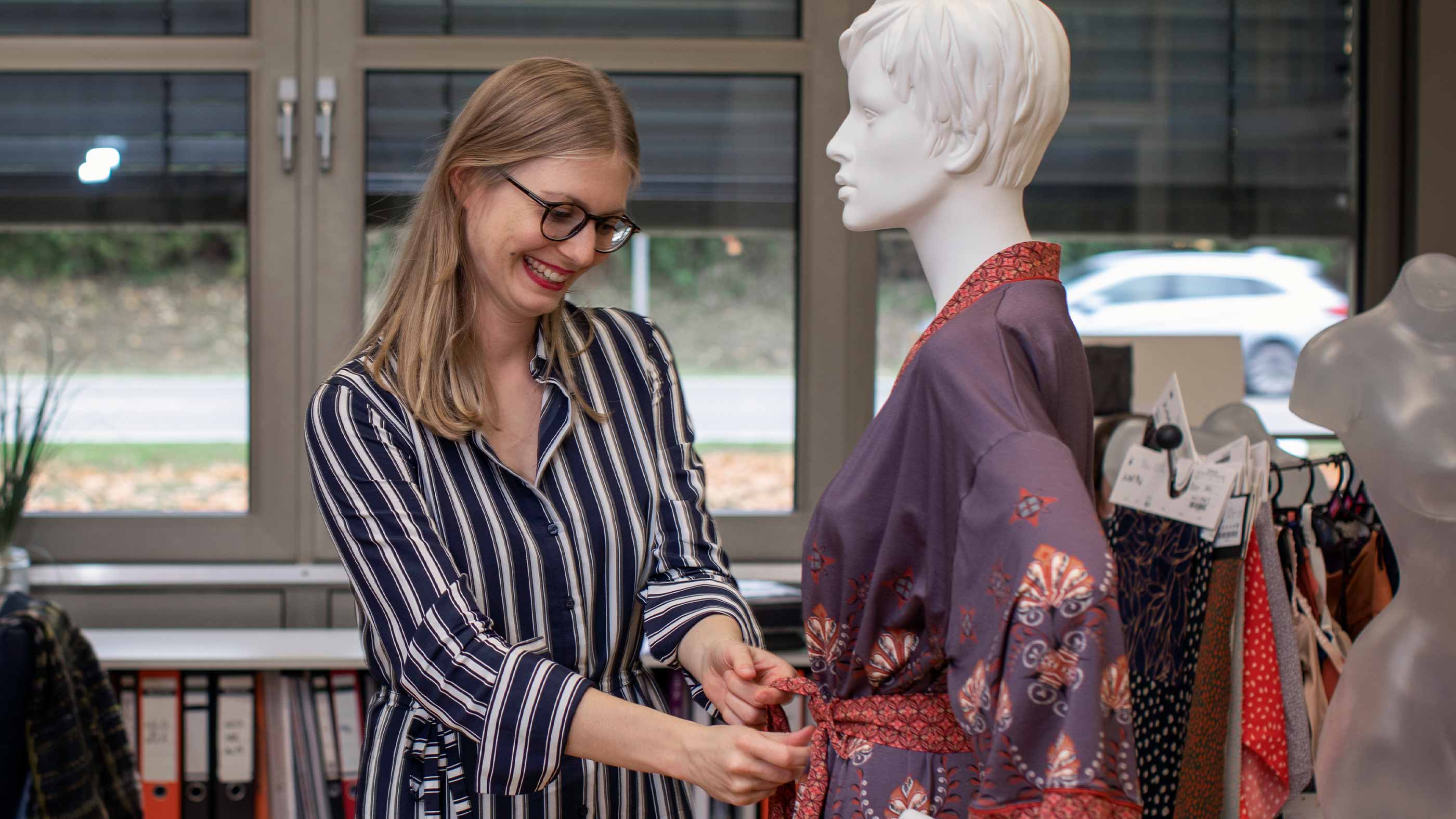 An employees checks the fit of a product on a tailor’s mannequin | mey®
