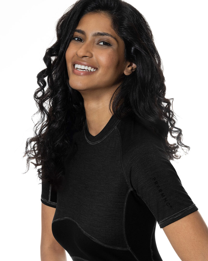 PRFRMNC+ für Damen Weibliches Model trägt schwarze Funktionswäsche der Serie PRFRMNC+ | mey®
