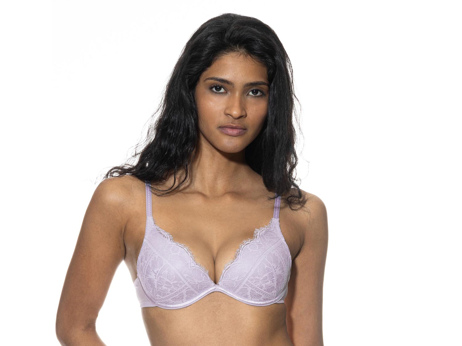 Ein Damenmodel trägt einen Push-up-BH der Serie Magnificent von mey in der Farbe Lila.