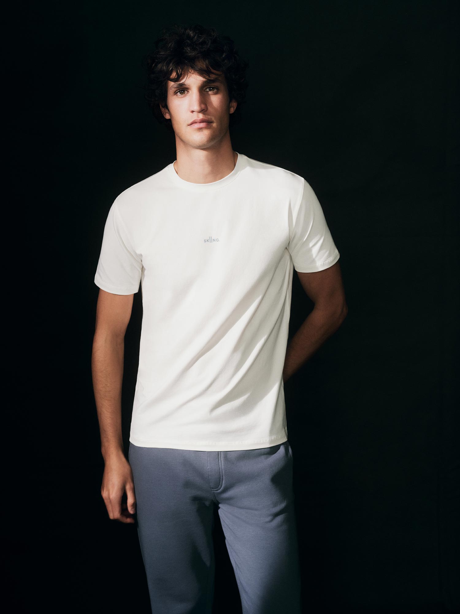 meystory Look mit weißem T-Shirt und blauer Sweat Pants | mey®