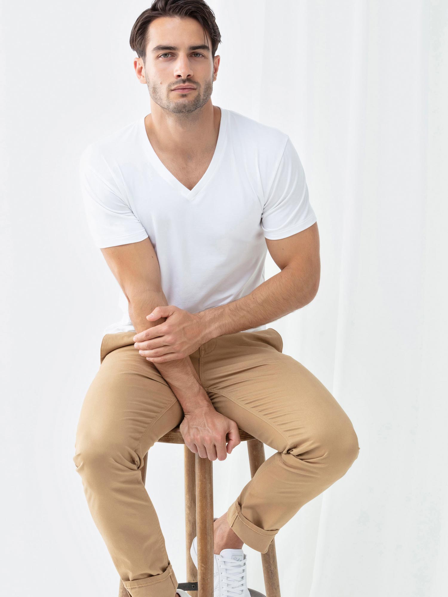 Modern business look with white V-neck shirt | mey®